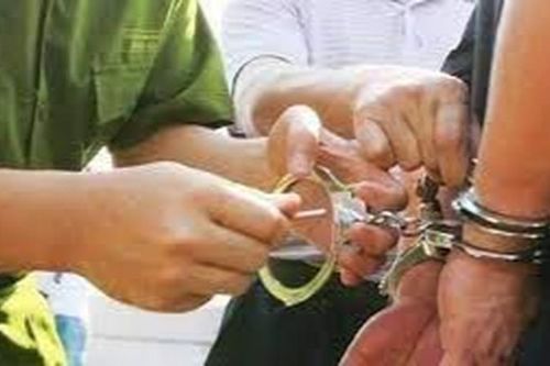 Bắt kẻ dùng dao sát hại hàng xóm