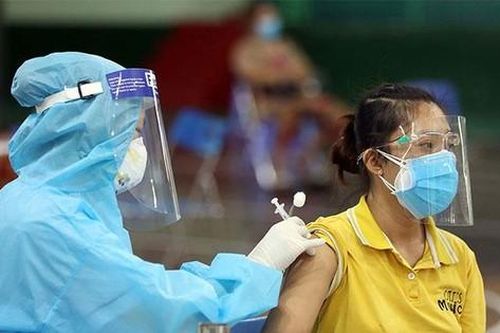 Lần đầu tăng hơn 2.000 ca mắc COVID-19, Vĩnh Phúc triển khai tiêm vắc xin 'thần tốc'