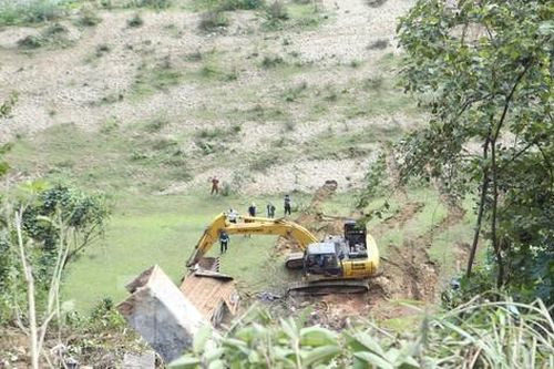 Hiện trường ô tô đầu kéo rơi xuống vực sâu trên 70m