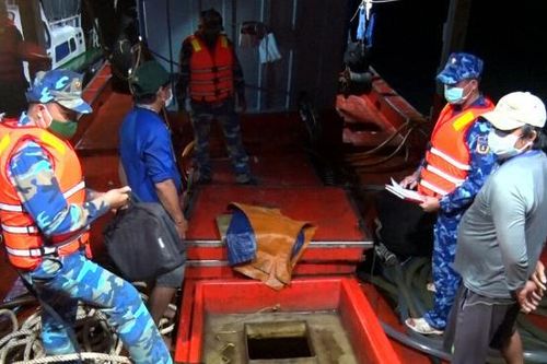 Bắt giữ tàu cá sơn giả số hiệu, vận chuyển 70.000 lít dầu trái phép
