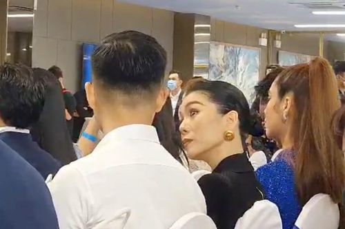Biểu cảm khó hiểu của Lệ Quyên khi ngồi cạnh Lâm Bảo Châu: Lúc nũng nịu, khi thì trợn mắt