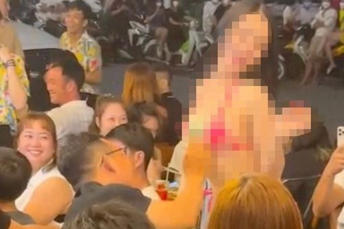Quán nhậu ở Vĩnh Long thuê người mặc bikini để... câu khách bị lập biên bản