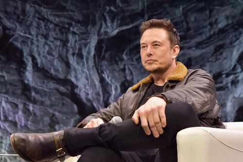 Cánh tay phải của Warren Buffett từng nói gì về Elon Musk?