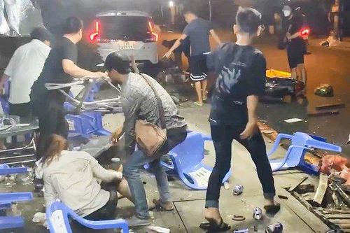 Ôtô 7 chỗ tông vào quán ốc ở TP.HCM, 3 người bị thương