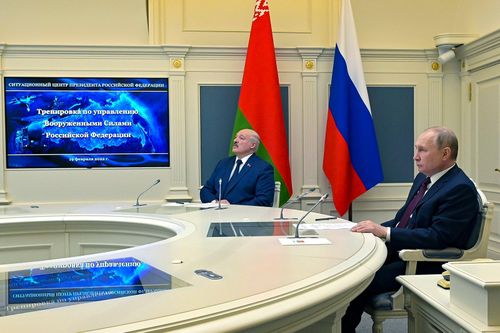 Nga phóng loạt tên lửa, ông Putin đích thân giám sát