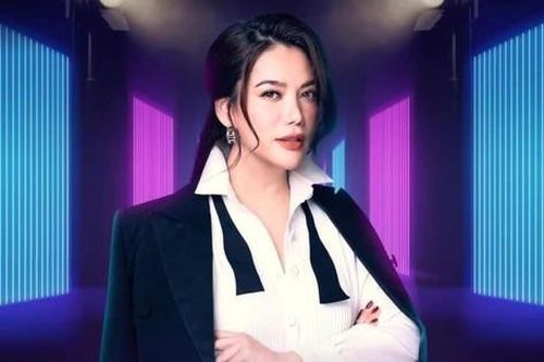 Trương Ngọc Ánh 'tình tứ' bên 'tình trẻ', xứng danh 'chị đại quyền lực' của showbiz Việt
