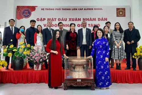 Giáo dục trực quan bằng cách đưa tiêu bản Trống đồng Ngọc Lũ vào trường học