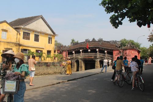 Phố cổ Hội An dập dìu du khách ngày cuối tuần