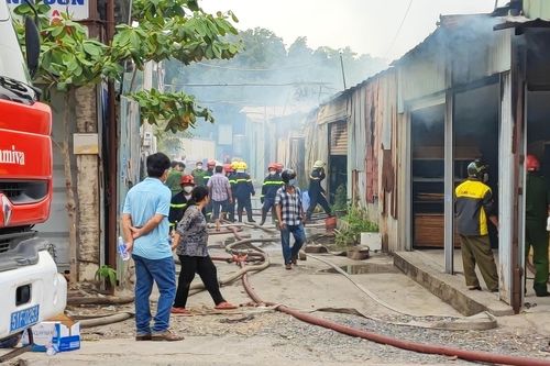 Xưởng gỗ ở TPHCM bốc cháy nghi ngút, khu dân cư náo loạn