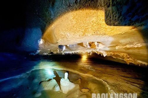 Khám phá nét nguyên sơ của hang Nà Lả