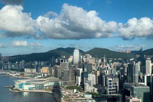 Trung tâm tài chính Hong Kong 'rung chuyển' vì chảy máu chất xám do COVID-19