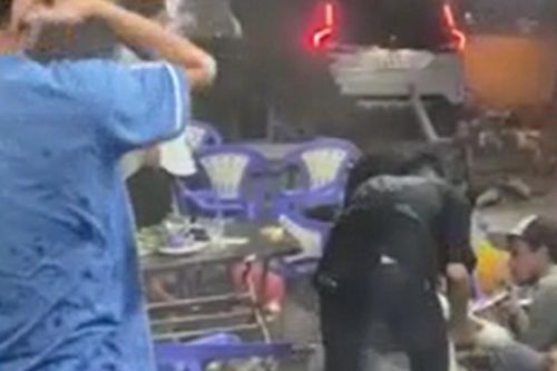 Quán nhậu tan hoang, người bị thương nằm la liệt sau khi bị ô tô 7 chỗ đâm trực diện