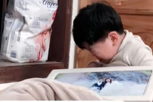 'Cưng xỉu' khoảnh khắc bé trai nước mắt giàn giụa khi không thấy mình trong ảnh cưới của bố mẹ