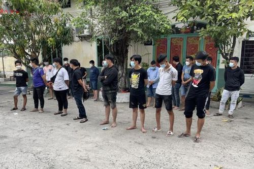 CSGT TPHCM vây bắt hơn 100 thanh thiếu niên đua xe vào rạng sáng