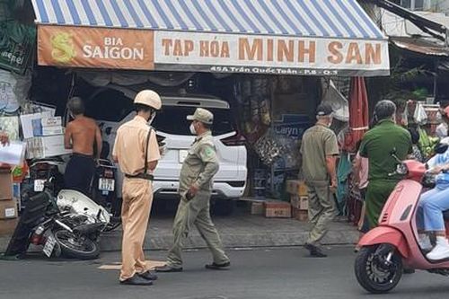 Nữ tài xế lái ôtô lao thẳng vào tiệm tạp hóa ở Sài Gòn, nhiều người thoát chết