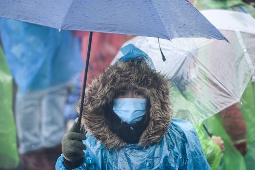 Nhiều người đổ lên đỉnh Fansipan săn tuyết