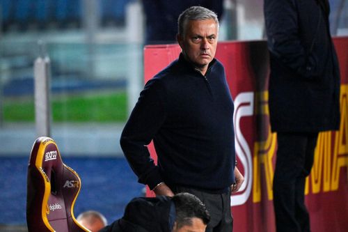 Dùng cử chỉ xúc phạm trọng tài, Mourinho lại bị đuổi