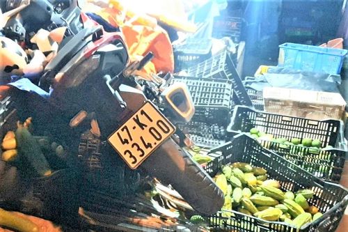 Lao vào sạp rau củ, 2 thanh niên tử vong