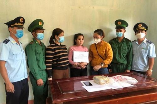 Bắt giữ người phụ nữ vận chuyển gần 1kg ma túy qua cửa khẩu