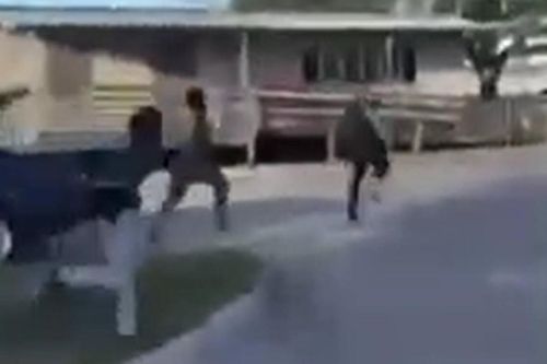 Clip: Bức xúc cảnh nhóm học sinh truy đuổi, hành hung thầy giáo ngay trong khuôn viên trường