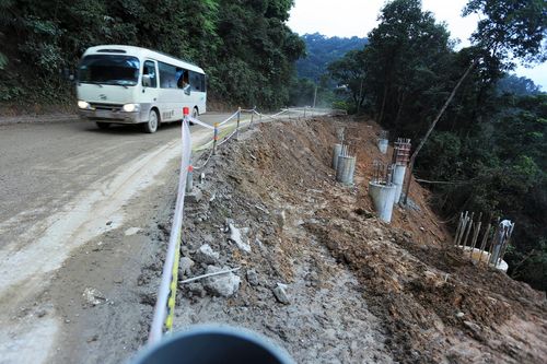 Đường lên cửa khẩu Cầu Treo nhếch nhác, ùn tắc dịp đầu năm