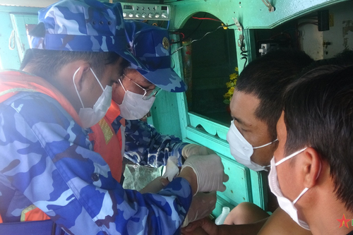 Tàu CSB 4039 kịp thời sơ cứu ngư dân bị đứt lìa 4 ngón tay