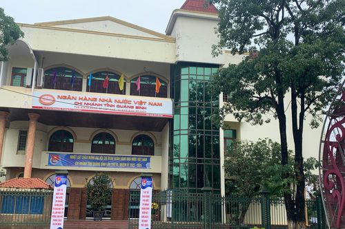 Phê bình 9 cán bộ ngân hàng bỏ nhiệm sở đi du lịch, hát karaoke