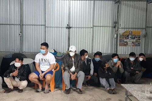 Vây bắt 'trường gà', thu giữ hàng trăm triệu đồng