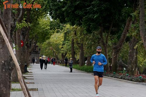 Hà Nội hửng nắng, người dân háo hức ra đường