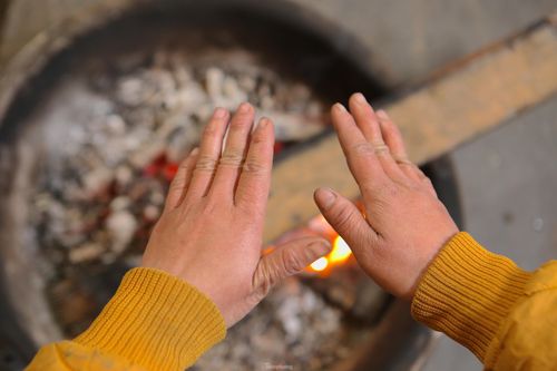 Đốt lửa giữa phố tìm hơi ấm khi nhiệt độ giảm xuống 10 độ C