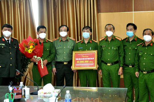'Thưởng nóng' lực lượng triệt phá đường dây vận chuyển ma túy bằng taxi