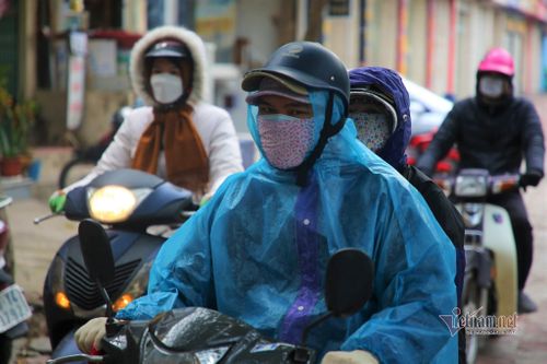 Hà Nội chìm sâu trong rét buốt, người dân đi làm mặc cả áo mưa