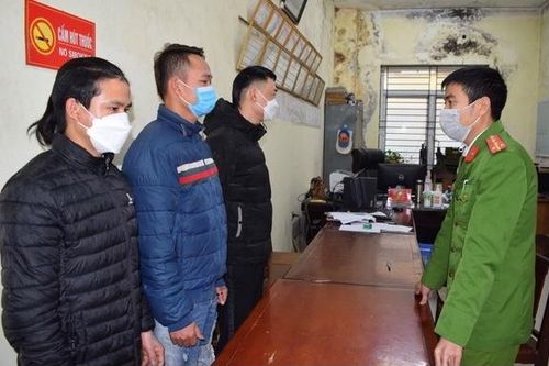 Bắt nhóm đòi nợ bằng thủ đoạn ném chất bẩn vào nhà
