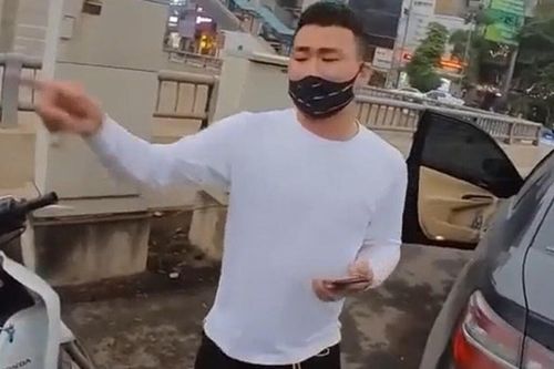 Clip: Nam shipper va chạm làm móp đuôi xe Camry nhưng thái độ của cả 2 mới gây tranh cãi