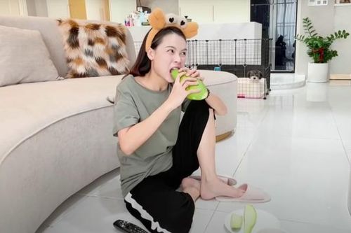 Netizen thích thú khi thấy cảnh Sam mặc đồ bộ ở nhà, ăn xoài sống mắm đường và coi phim bộ