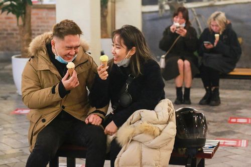 Người Hà Nội ăn kem Tràng Tiền trong cái lạnh dưới 10 độ C