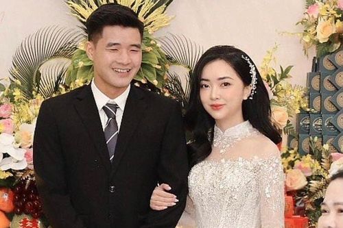 Vợ Hà Đức Chinh diện áo dài đính kết trong ngày vui