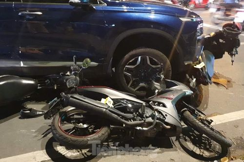 Đạp nhầm chân ga, tài xế ô tô tông nhiều xe máy đứng chờ đèn đỏ
