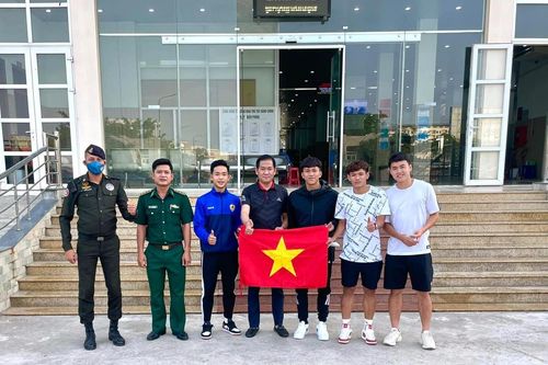 Cầu thủ 'chi viện' cho U23 Việt Nam đã đến Campuchia sau 7 tiếng đi ô tô