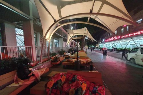 Cảnh người nhà bệnh nhân vạ vật trong đêm lạnh thấu xương ở Hà Nội