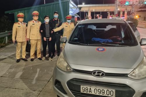 Gã lái xe không tỉnh táo trên cao tốc để lộ túi ni lông 'lạ' trên ô tô