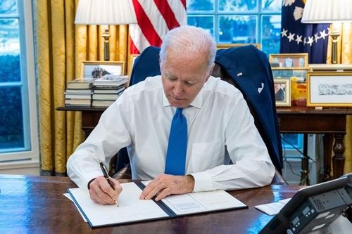 Mỹ ký lệnh trừng phạt chống hai khu vực ly khai ở đông Ukraine vừa được Nga công nhận độc lập