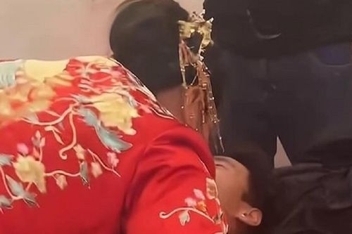 Cô dâu đút đồ ăn bằng miệng cho phù rể trên giường tân hôn, phản ứng của chú rể mới đáng chú ý