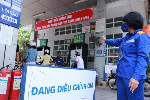 Vụ hạn chế bán xăng tại TP.HCM: Chỉ chiếm 2% số cửa hàng