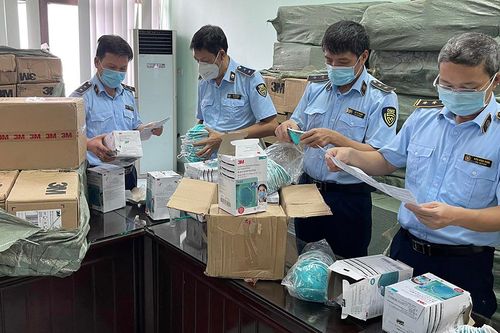 Giá thiết bị y tế tăng đột ngột, Quản lý thị trường Hà Nội tăng cường kiểm tra, xử lý