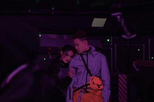 Da LAB chơi lớn thuê bãi đỗ xe để dựng mô hình tàu vũ trụ cho MV viễn tưởng 'Skyline'