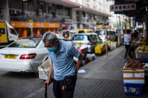 Vaccine dư thừa, tại sao người già Hong Kong không tiêm?