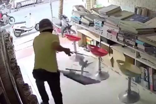 Clip: Người đàn ông chạy xe ga xông thẳng vào nhà dân trộm vẹt giữa ban ngày