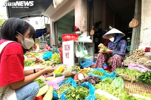 Hàng 'hot' nhất mùa dịch: Lá xông đắt như tôm tươi, giá tăng từng ngày