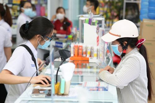 Các đại gia bán lẻ chạy đua mở nhà thuốc